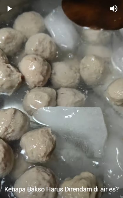 Trik agar tekstur bakso tetap kenyal dan tak lembek setelah matang, cukup pakai 1 bahan