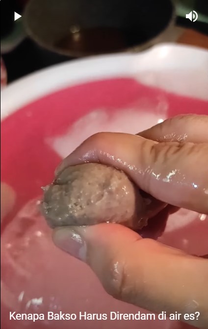 Trik agar tekstur bakso tetap kenyal dan tak lembek setelah matang, cukup pakai 1 bahan