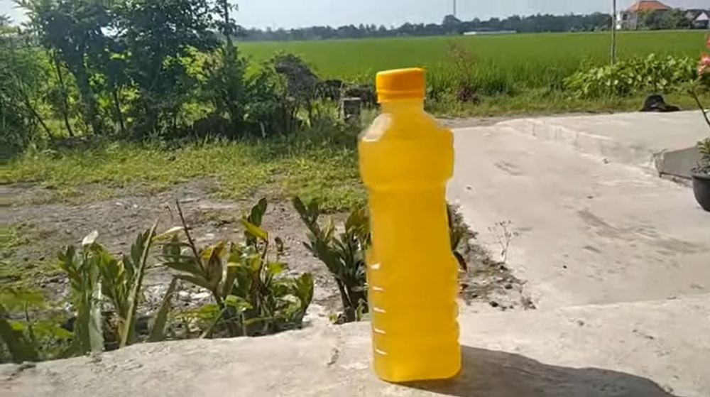 Bukan direndam air, begini trik menjernihkan minyak goreng yang mengendap dan keruh