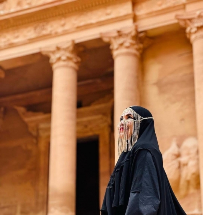 7 Momen ibu Ayu Ting Ting liburan ke Timur Tengah, gayanya modis pakai cadar tapi tuai kritik
