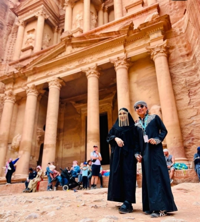 Momen ibu Ayu Ting Ting liburan ke Timur Tengah © Instagram