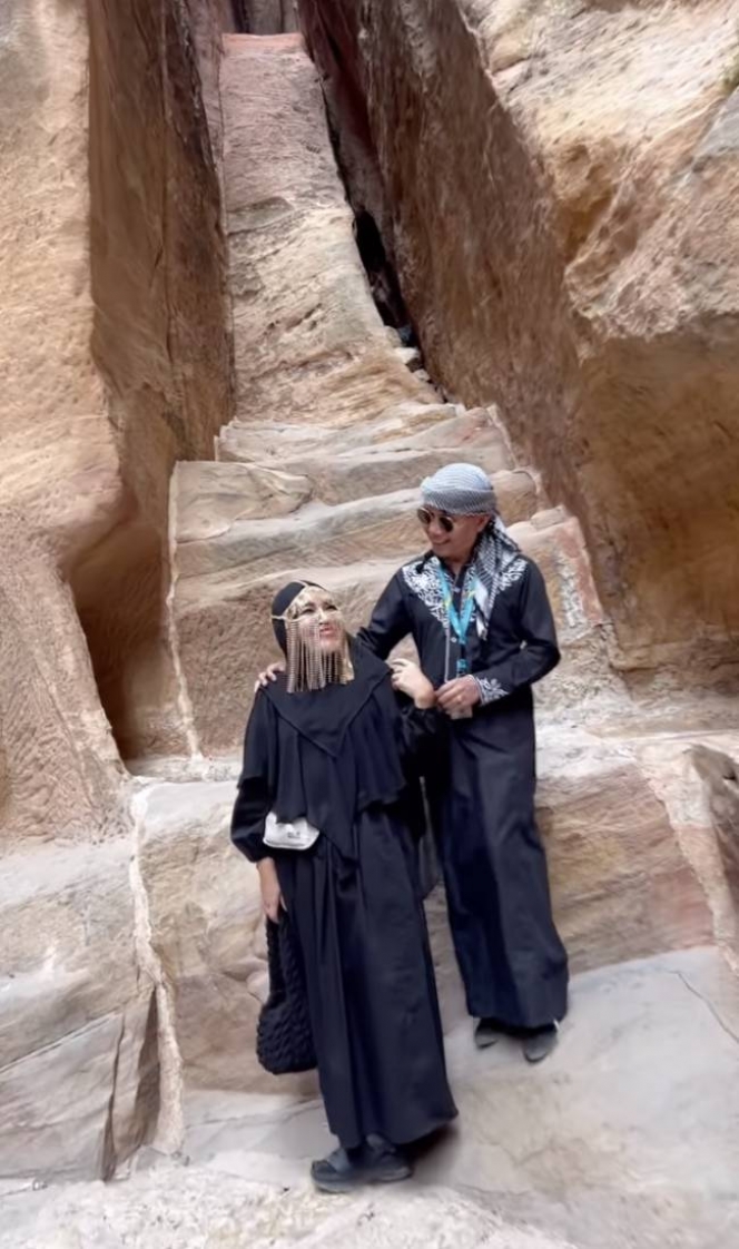 Momen ibu Ayu Ting Ting liburan ke Timur Tengah © Instagram