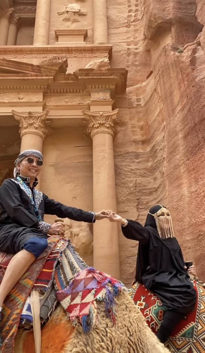 7 Momen ibu Ayu Ting Ting liburan ke Timur Tengah, gayanya modis pakai cadar tapi tuai kritik