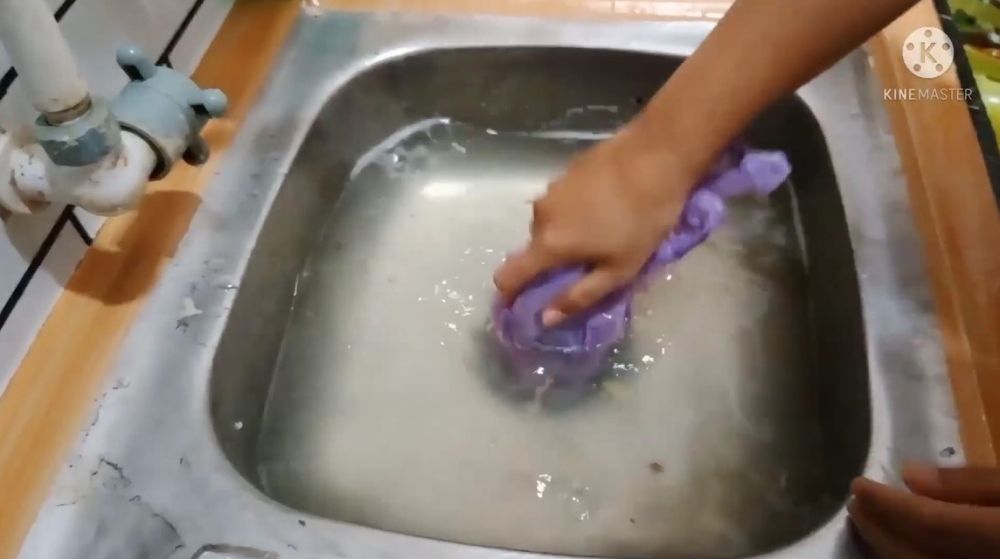 Cara ampuh mengatasi wastafel terlanjur mampet, praktis pakai 2 limbah dapur