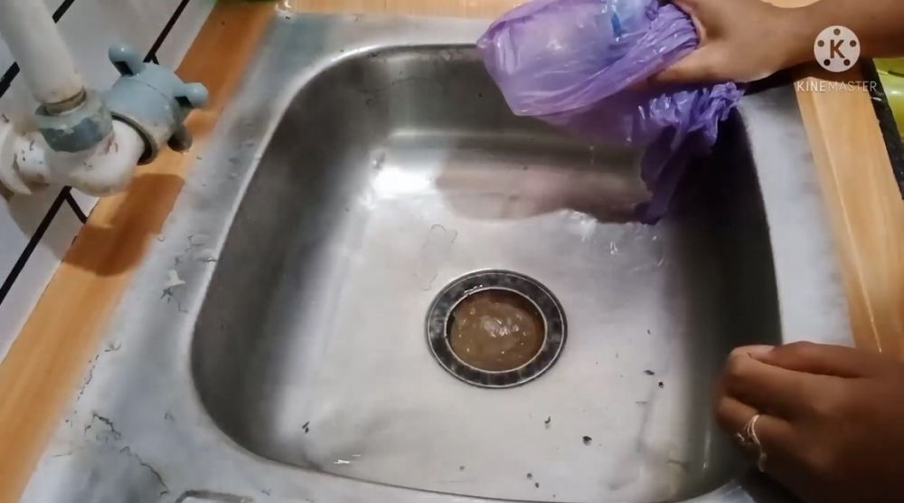 Cara ampuh mengatasi wastafel terlanjur mampet, praktis pakai 2 limbah dapur