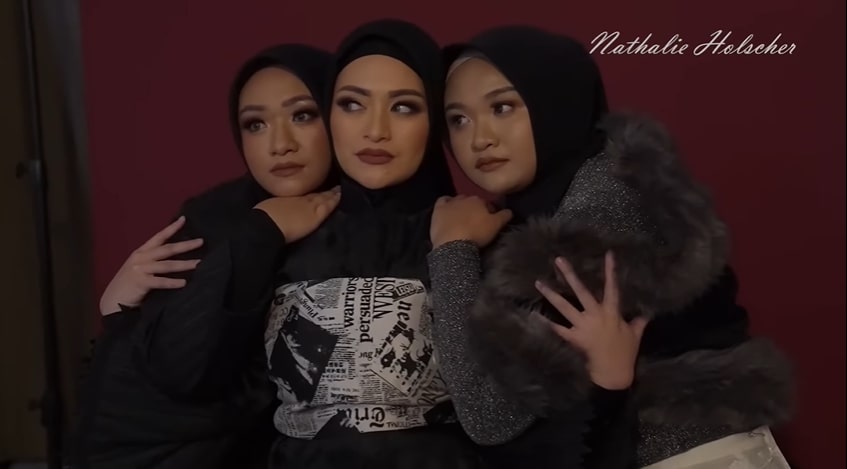 pemotretan terbaru Nathalie Holscher dan dua adiknya © berbagai sumber