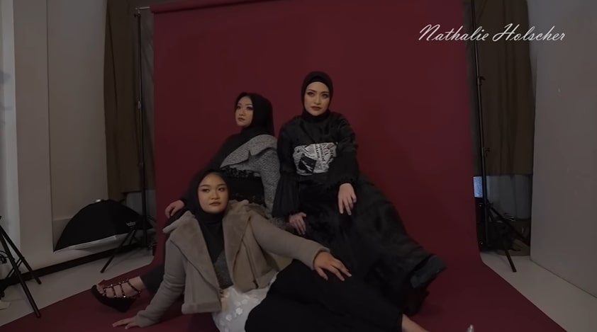 pemotretan terbaru Nathalie Holscher dan dua adiknya © berbagai sumber