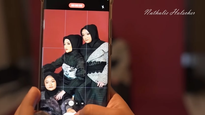 pemotretan terbaru Nathalie Holscher dan dua adiknya © berbagai sumber