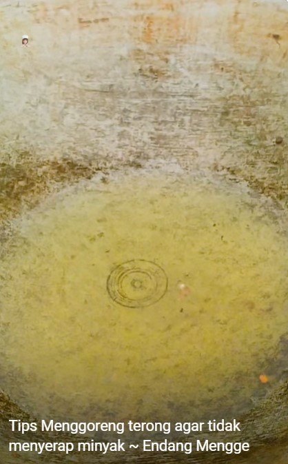 Tanpa bahan tambahan, begini cara menggoreng terong supaya tak menyerap banyak minyak