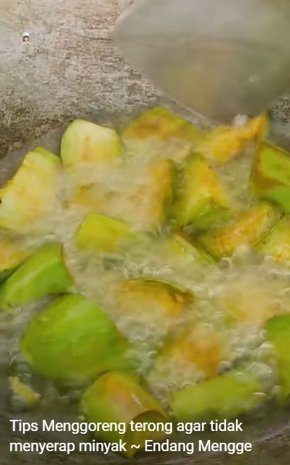 Tanpa bahan tambahan, begini cara menggoreng terong supaya tak menyerap banyak minyak