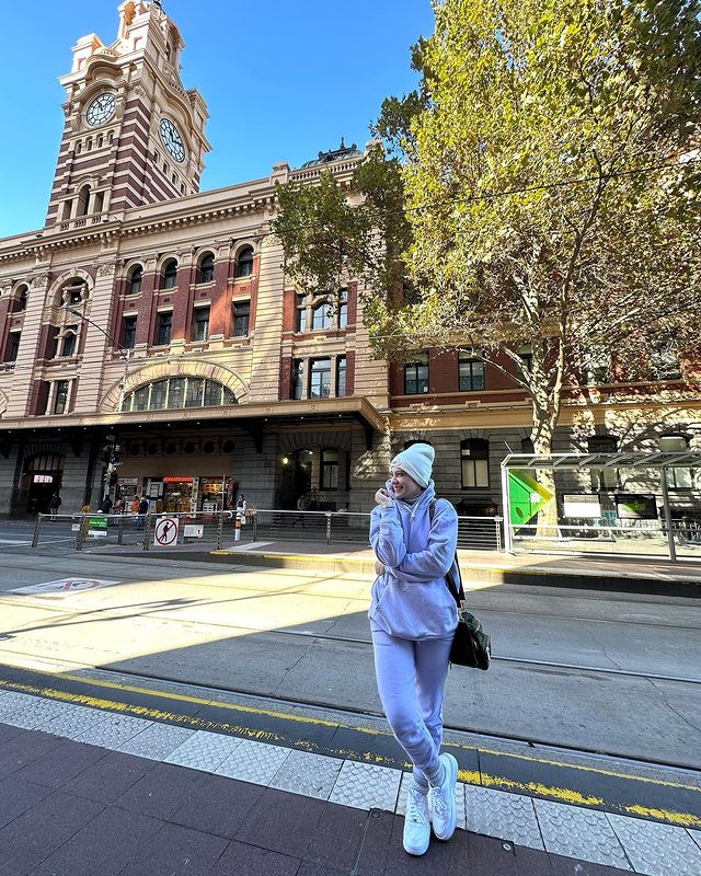 11 Potret Putri Anne dan anaknya liburan di Australia, gaya hijabnya jadi sorotan