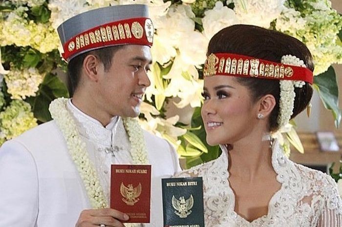 seleb menikah dengan adat Batak © berbagai sumber seleb menikah dengan adat Batak © berbagai sumber