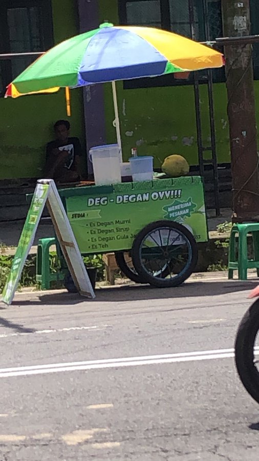 Potret kocak pedagang es kelapa muda Berbagai sumber Potret kocak pedagang es kelapa muda Berbagai sumber