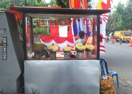 Potret kocak pedagang es kelapa muda Berbagai sumber Potret kocak pedagang es kelapa muda Berbagai sumber