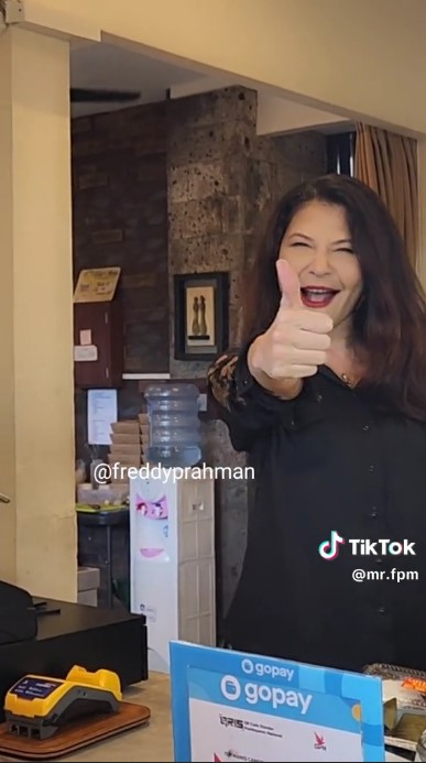 Tamara saat melayani pembeli disorot © TikTok Tamara saat melayani pembeli disorot © TikTok