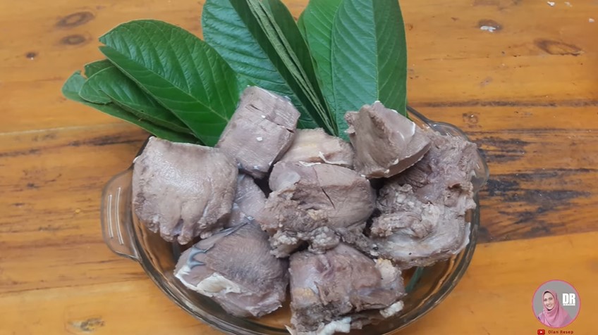 Trik mengempukkan dan menghilangkan bau amis lidah sapi cuma pakai 1 bahan
