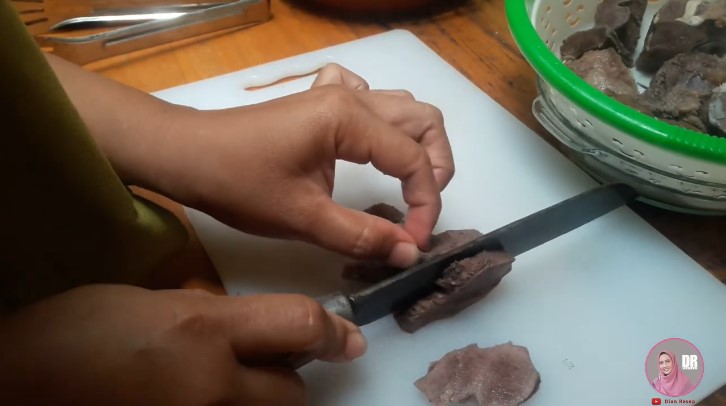 Trik mengempukkan dan menghilangkan bau amis lidah sapi cuma pakai 1 bahan