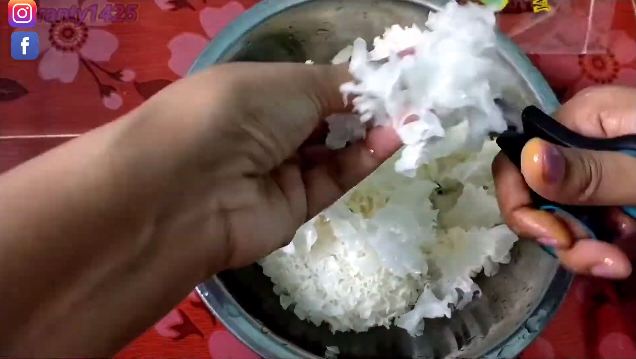 Nggak perlu direndam air panas, ini trik masak tumis jamur salju kering agar teksturnya kenyal