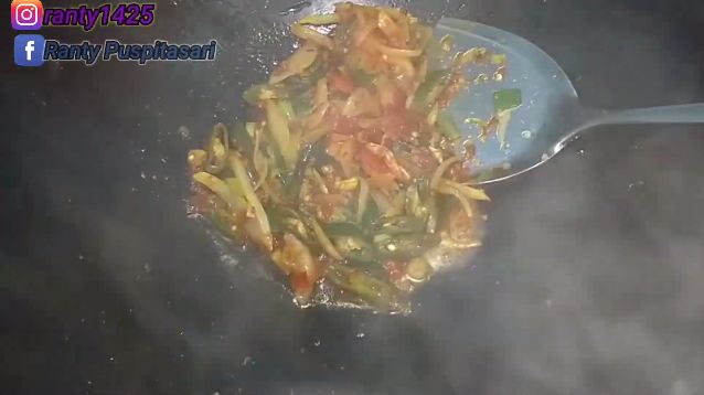 Nggak perlu direndam air panas, ini trik masak tumis jamur salju kering agar teksturnya kenyal