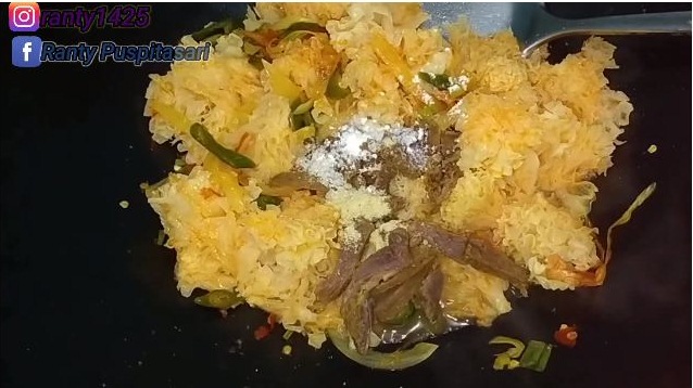 Nggak perlu direndam air panas, ini trik masak tumis jamur salju kering agar teksturnya kenyal