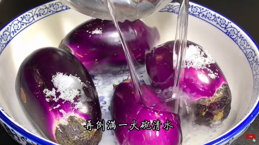 Bukan direndam air garam, ini trik mengukus terong agar warnanya tetap ungu cerah dan tak hitam