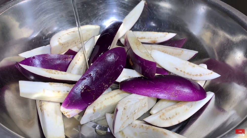 Bukan direndam air garam, ini trik mengukus terong agar warnanya tetap ungu cerah dan tak hitam