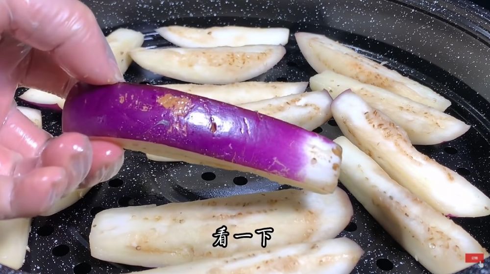 Bukan direndam air garam, ini trik mengukus terong agar warnanya tetap ungu cerah dan tak hitam