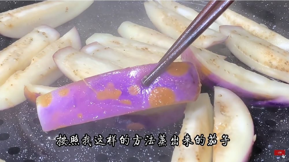 Bukan direndam air garam, ini trik mengukus terong agar warnanya tetap ungu cerah dan tak hitam