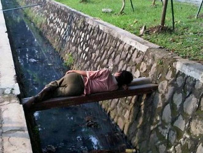 potret kocak orang rebahan © berbagai sumber potret kocak orang rebahan © berbagai sumber