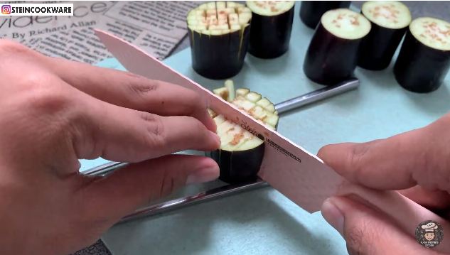 Tanpa direndam larutan garam, ini 9 trik bikin terong kembang api agar mekar dan renyah tahan lama