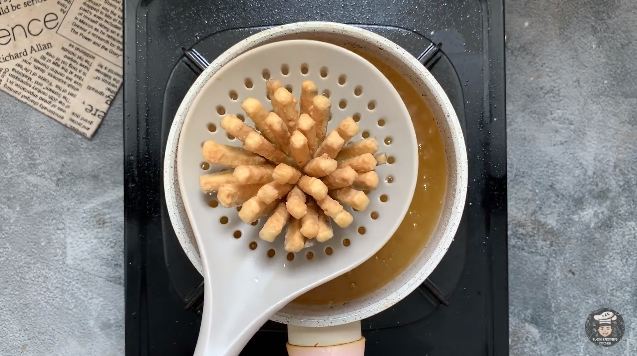 Tanpa direndam larutan garam, ini 9 trik bikin terong kembang api agar mekar dan renyah tahan lama