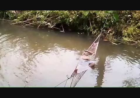 Potret kocak orang menghibur diri sendiri Berbagai sumber