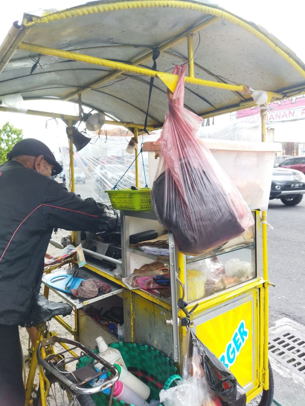 semangat Mbah Dinar keliling kayuh gerobak hingga belasan kilometer © 2023 berbagai sumber semangat Mbah Dinar keliling kayuh gerobak hingga belasan kilometer © 2023 berbagai sumber