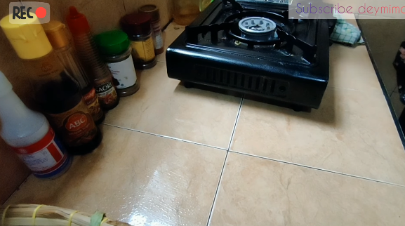 Bukan dengan sabun, ini cara mudah bersihkan keramik dapur yang kotor dan bau amis cuma pakai 1 bahan
