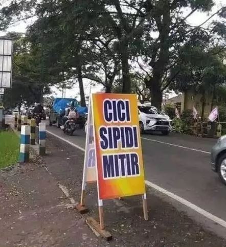 potret kocak tulisan typo di spanduk jualan Berbagai sumber