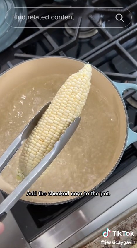 Tanpa ditambah garam, ini trik merebus jagung agar warnanya kuning cerah dan cepat empuk dalam 6 menit