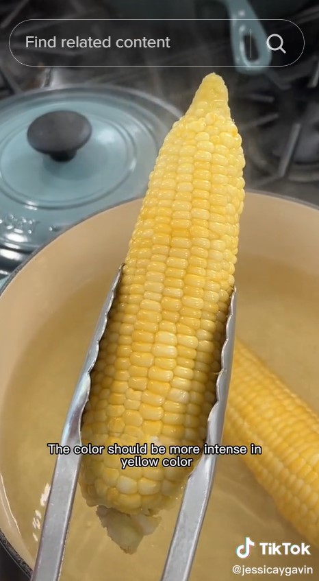 Tanpa ditambah garam, ini trik merebus jagung agar warnanya kuning cerah dan cepat empuk dalam 6 menit