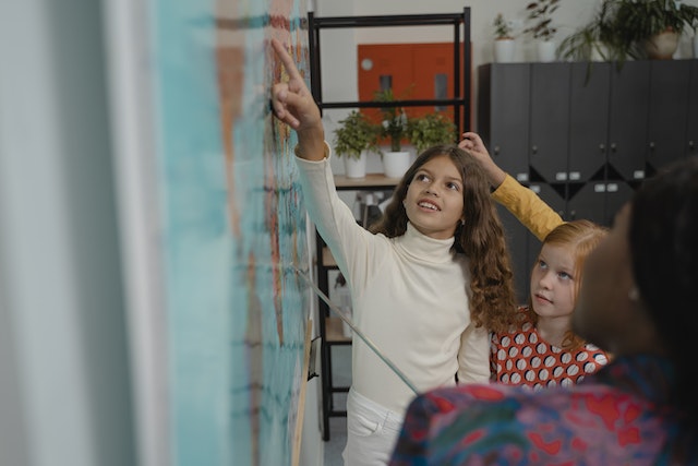 Contoh sikap jujur di lingkungan masyarakat © 2023 brilio.net Contoh sikap jujur di lingkungan masyarakat © 2023 brilio.net