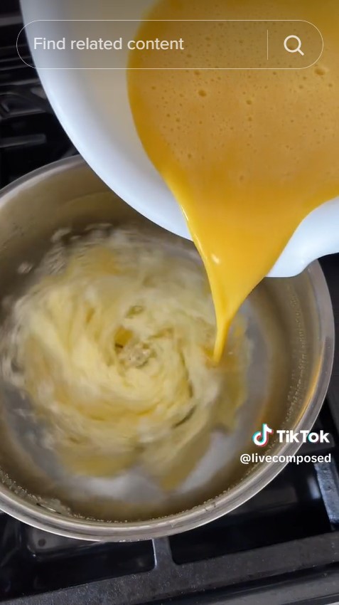 Bukan digoreng, ini cara unik bikin scrambled egg yang lembut dan lebih sehat