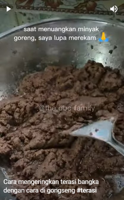 Bukan dijemur atau disangrai, ini ini trik mengeringkan terasi agar harum dan awet tanpa kulkas