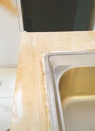 Trik sederhana bersihkan nat keramik dapur yang kotor dan berjamur © 2023 brilio.net Trik sederhana bersihkan nat keramik dapur yang kotor dan berjamur © 2023 brilio.net