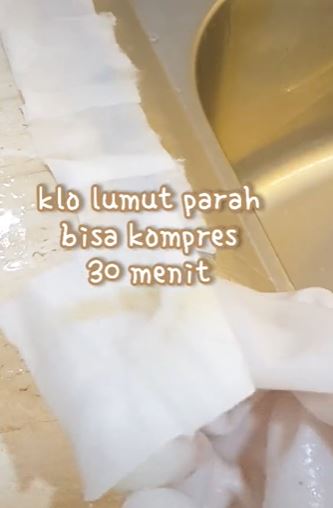 Trik sederhana bersihkan nat keramik dapur yang kotor dan berjamur © 2023 brilio.net Trik sederhana bersihkan nat keramik dapur yang kotor dan berjamur © 2023 brilio.net