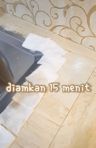 Trik sederhana bersihkan nat keramik dapur yang kotor dan berjamur © 2023 brilio.net Trik sederhana bersihkan nat keramik dapur yang kotor dan berjamur © 2023 brilio.net