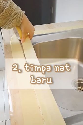 Trik sederhana bersihkan nat keramik dapur yang kotor dan berjamur © 2023 brilio.net Trik sederhana bersihkan nat keramik dapur yang kotor dan berjamur © 2023 brilio.net