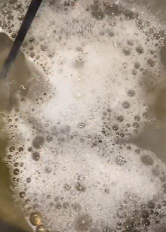 Trik bersihkan gelas dengan noda kuning menahun cuman pakai bahan dapur © 2023 brilio.net