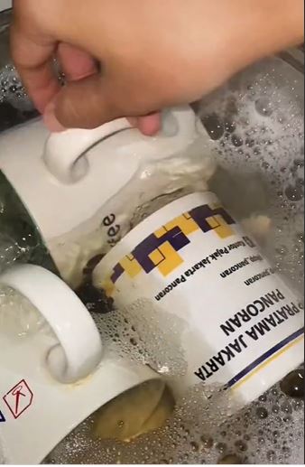 Trik bersihkan gelas dengan noda kuning menahun cuman pakai bahan dapur © 2023 brilio.net