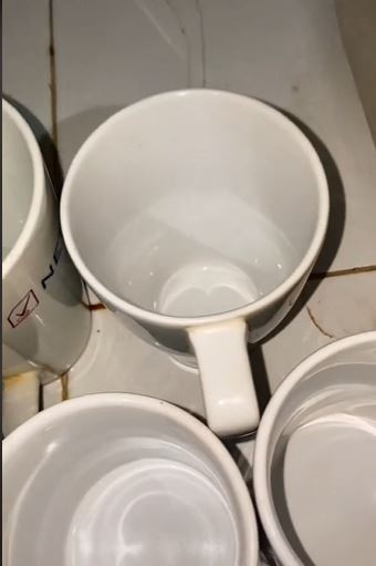 Trik bersihkan gelas dengan noda kuning menahun cuman pakai bahan dapur © 2023 brilio.net