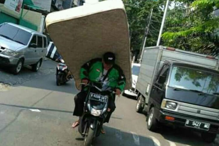 Potret kocak barang dibawa ojek online © Instagram