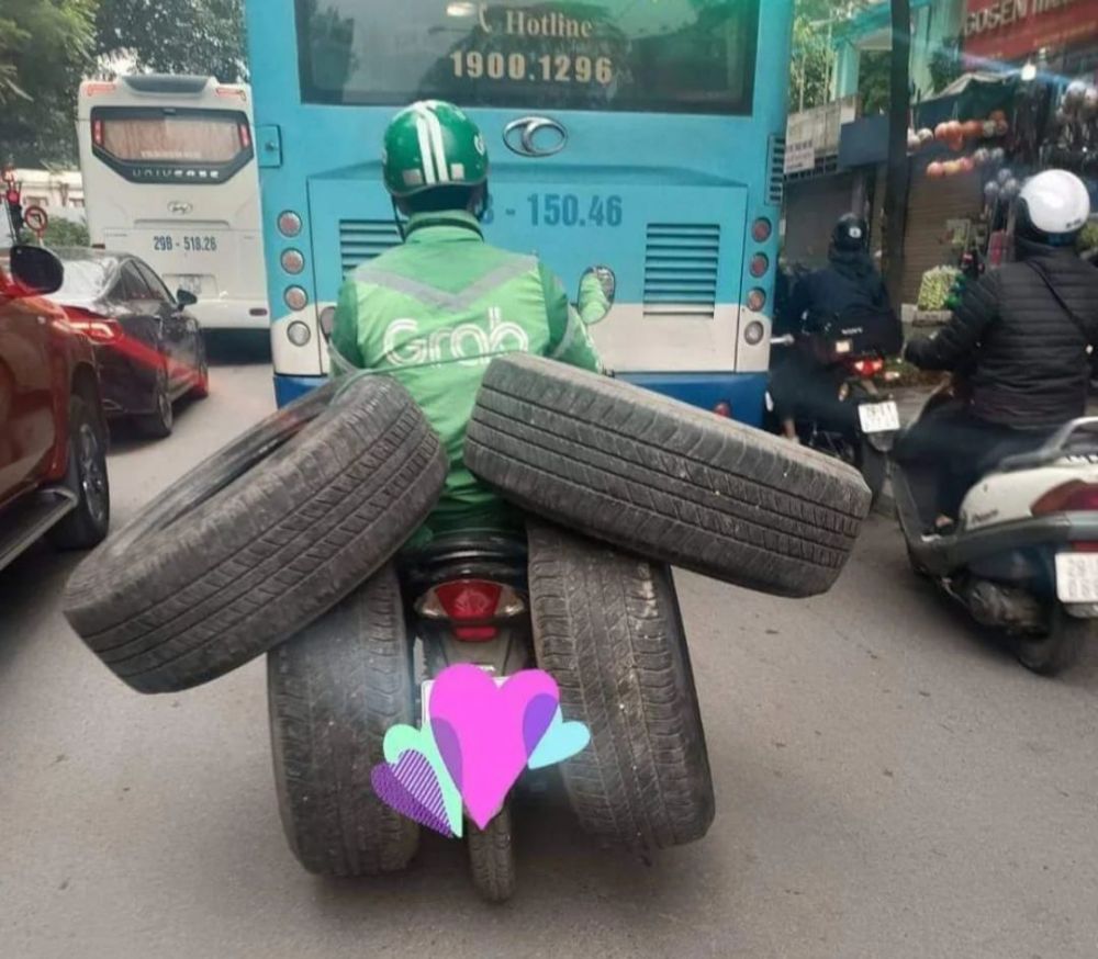 Potret kocak barang dibawa ojek online © Instagram