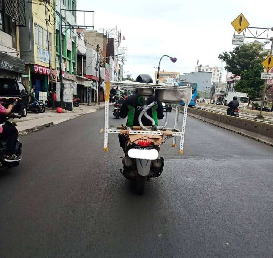 Potret kocak barang dibawa ojek online © Instagram